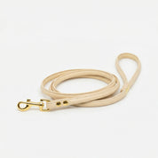 Correa para perro de color beige.