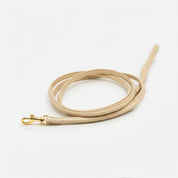 Correa para perro de color beige.