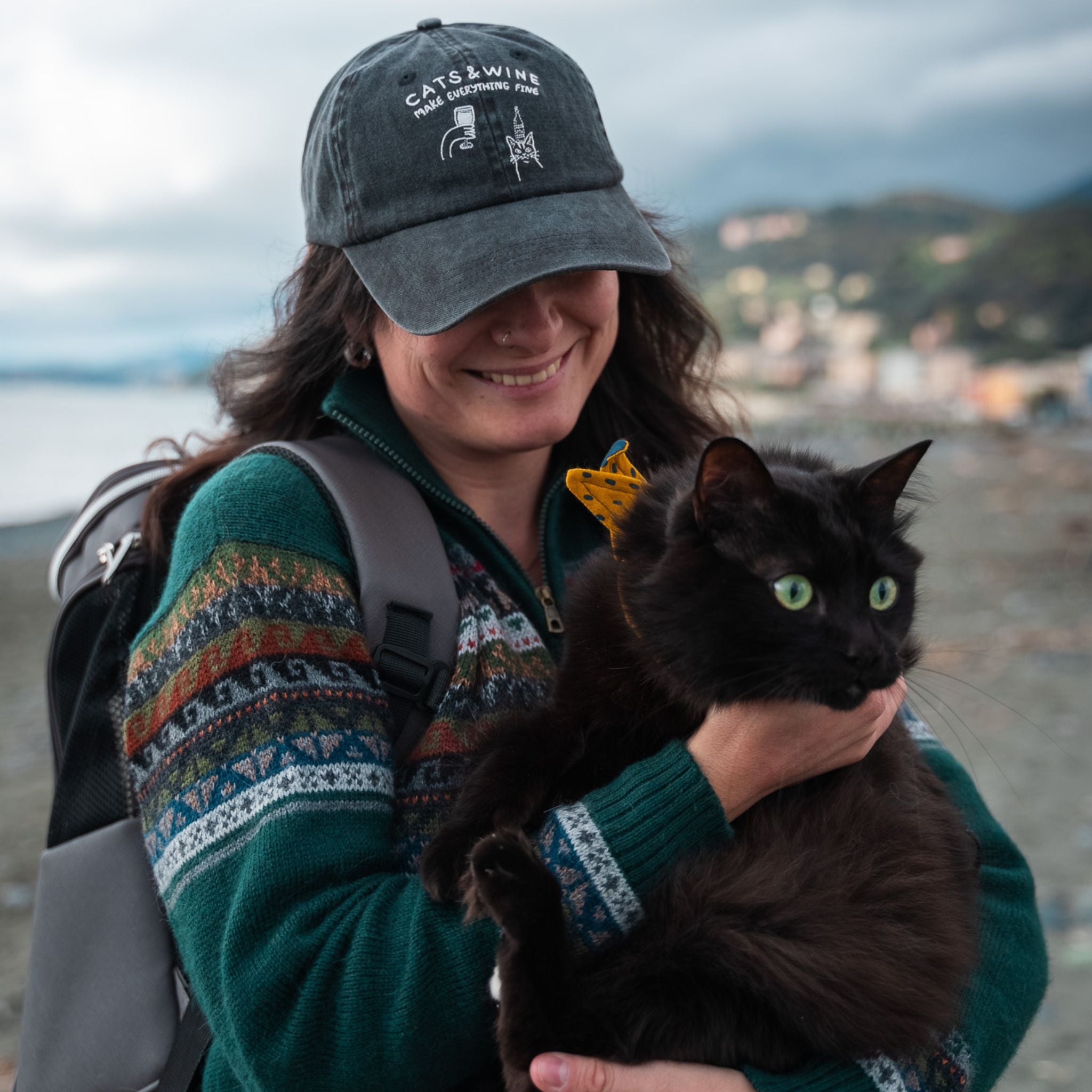 Gorra de mezclilla negra - Logotipo "Cats & Wine Make Everything Fine" 
