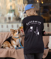 Camiseta Negra de Manga Larga - Dogs & Wine Make Everything Fine