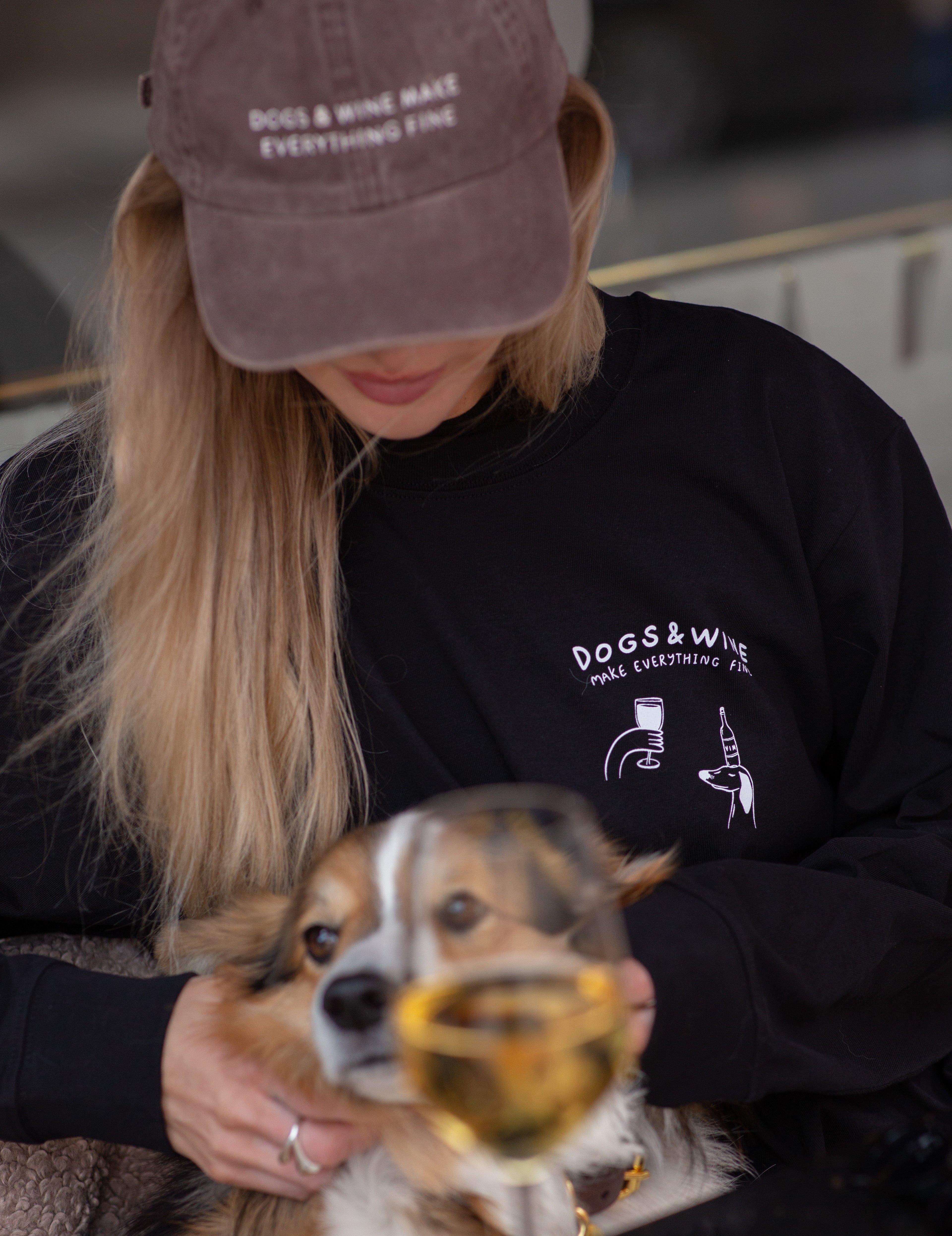 Camiseta Negra de Manga Larga - Dogs & Wine Make Everything Fine
