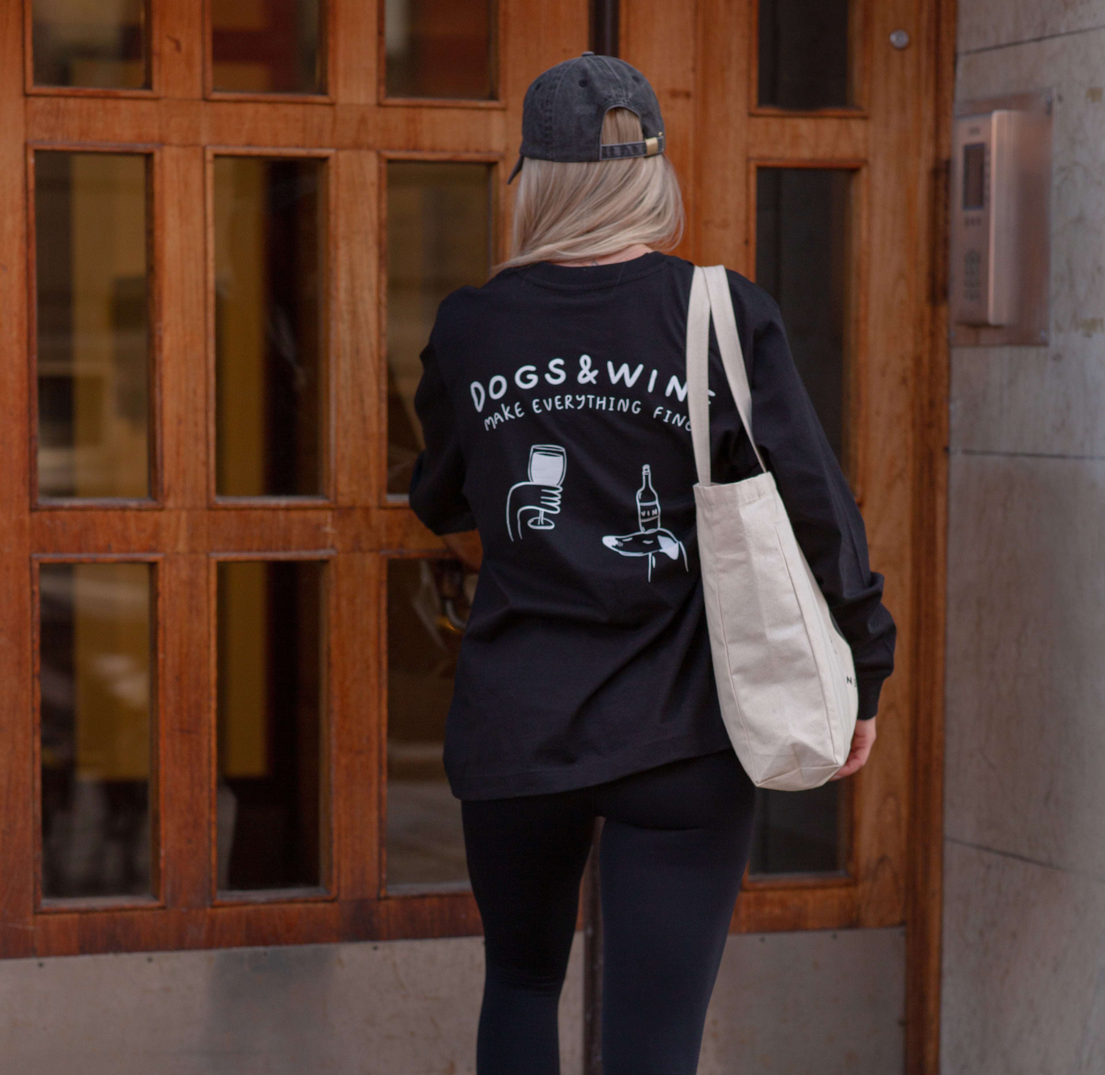 Camiseta Negra de Manga Larga - Dogs & Wine Make Everything Fine