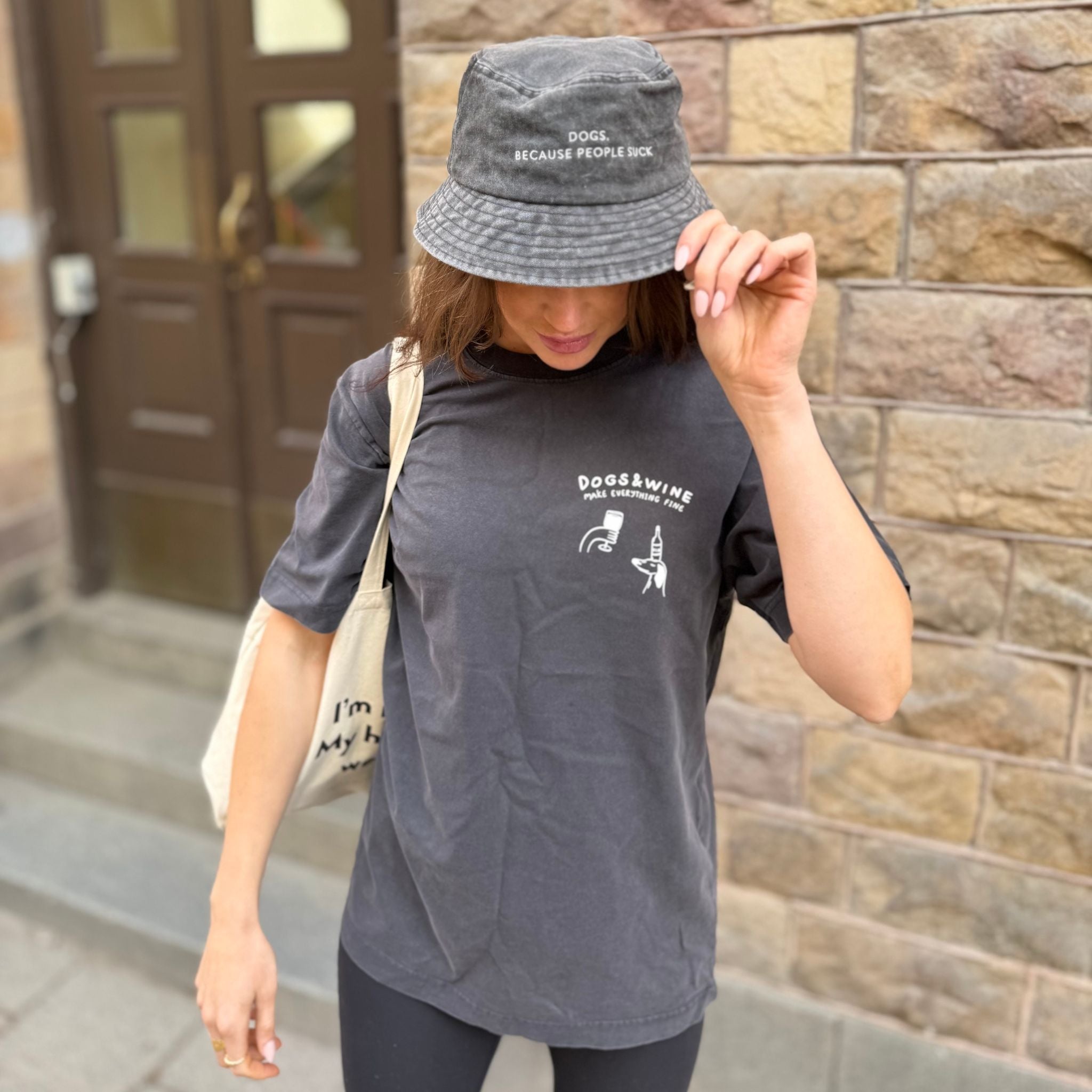 Camiseta Negra - Dogs & Wine Make Everything Fine