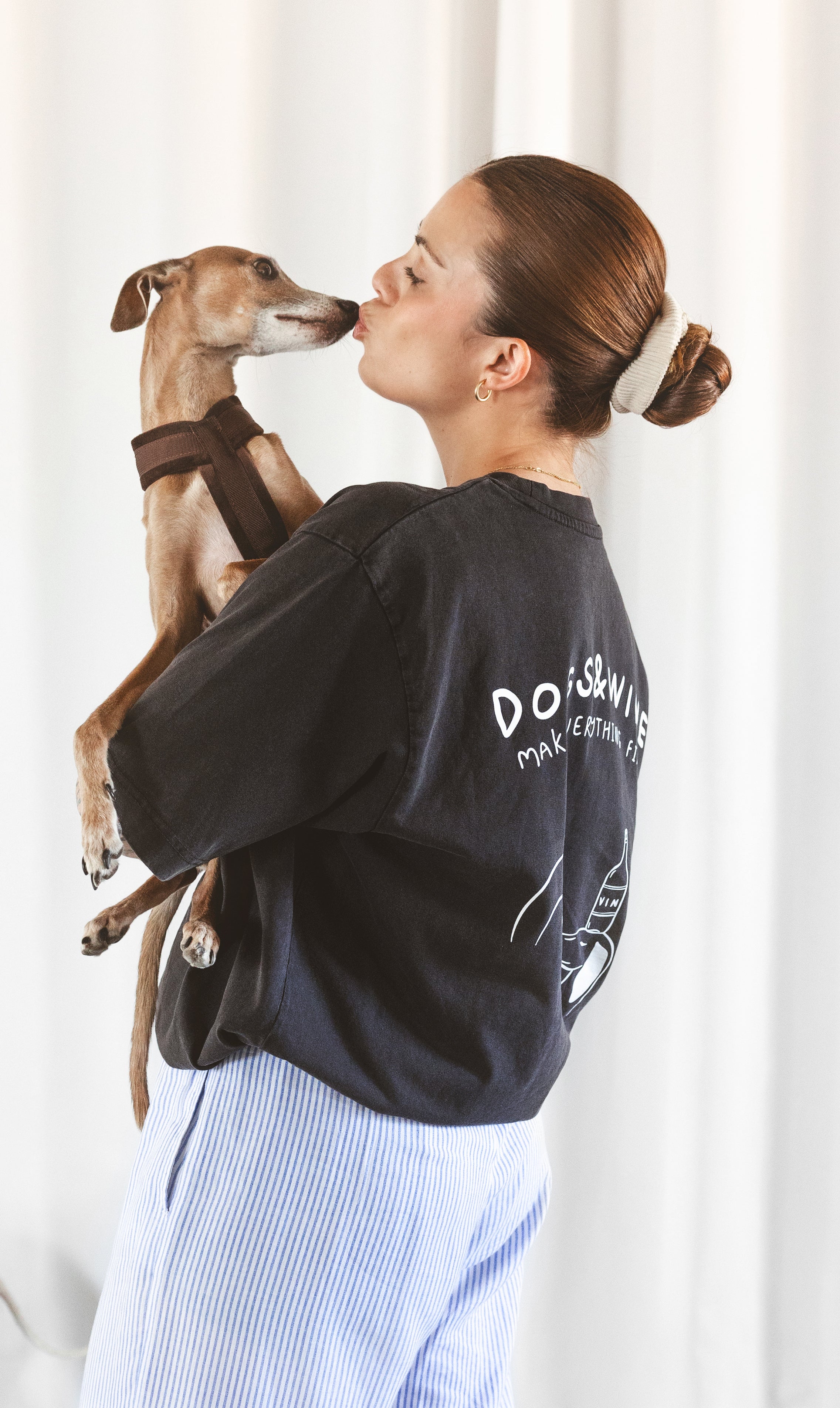 Camiseta Negra - Dogs & Wine Make Everything Fine