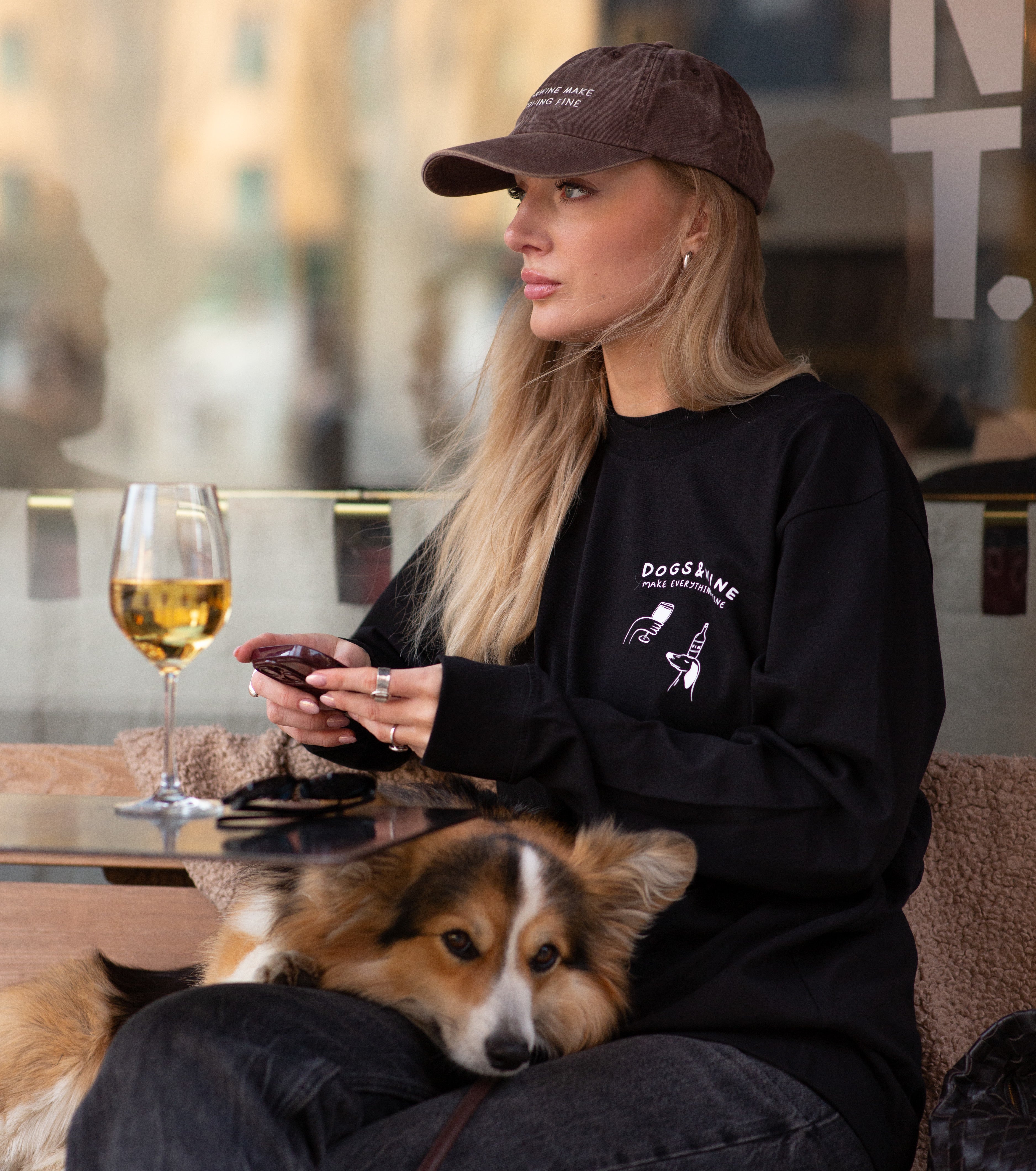 Camiseta Negra de Manga Larga - Dogs & Wine Make Everything Fine