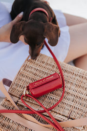 Porta bolsas de popó rojo.