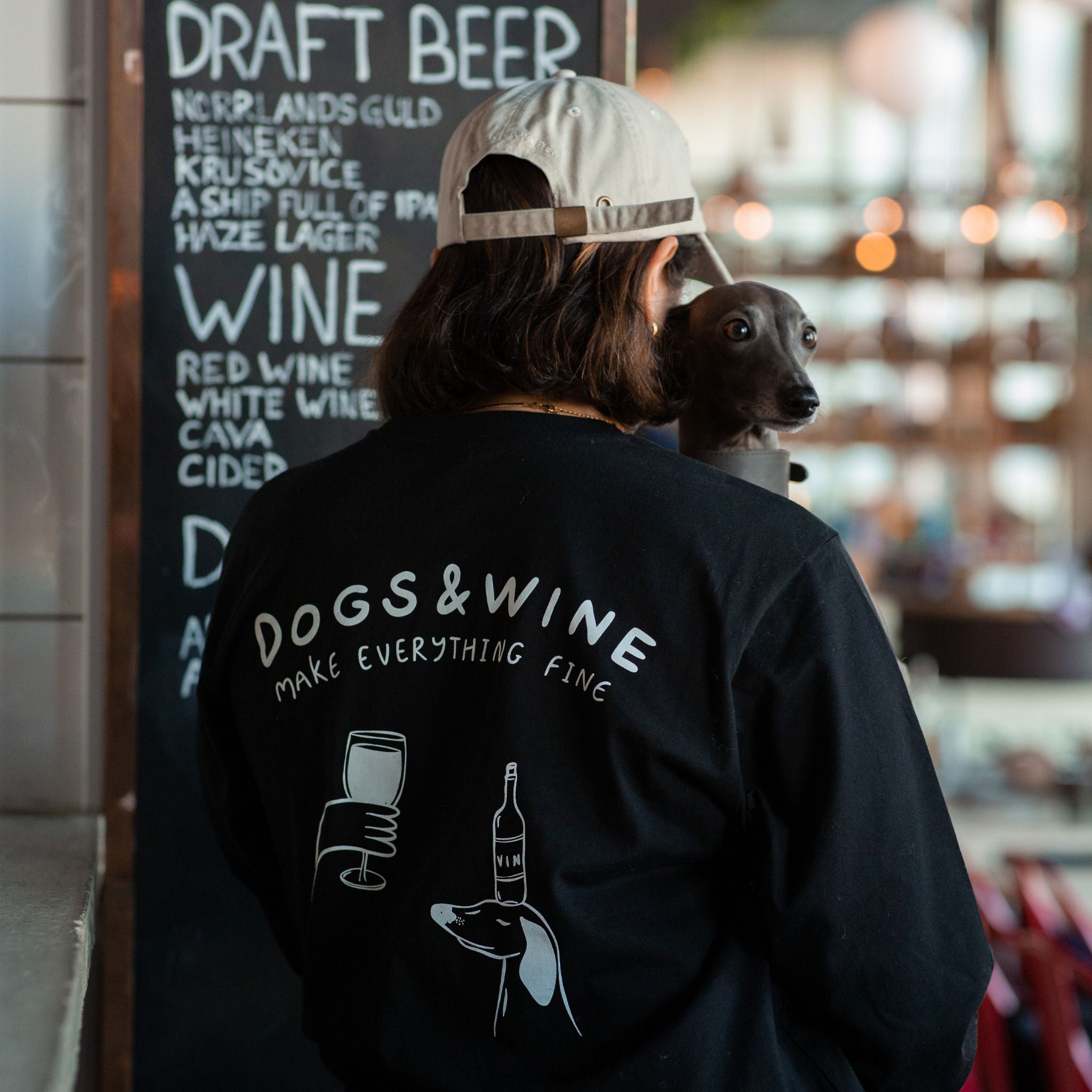 Camiseta Negra de Manga Larga - Dogs & Wine Make Everything Fine
