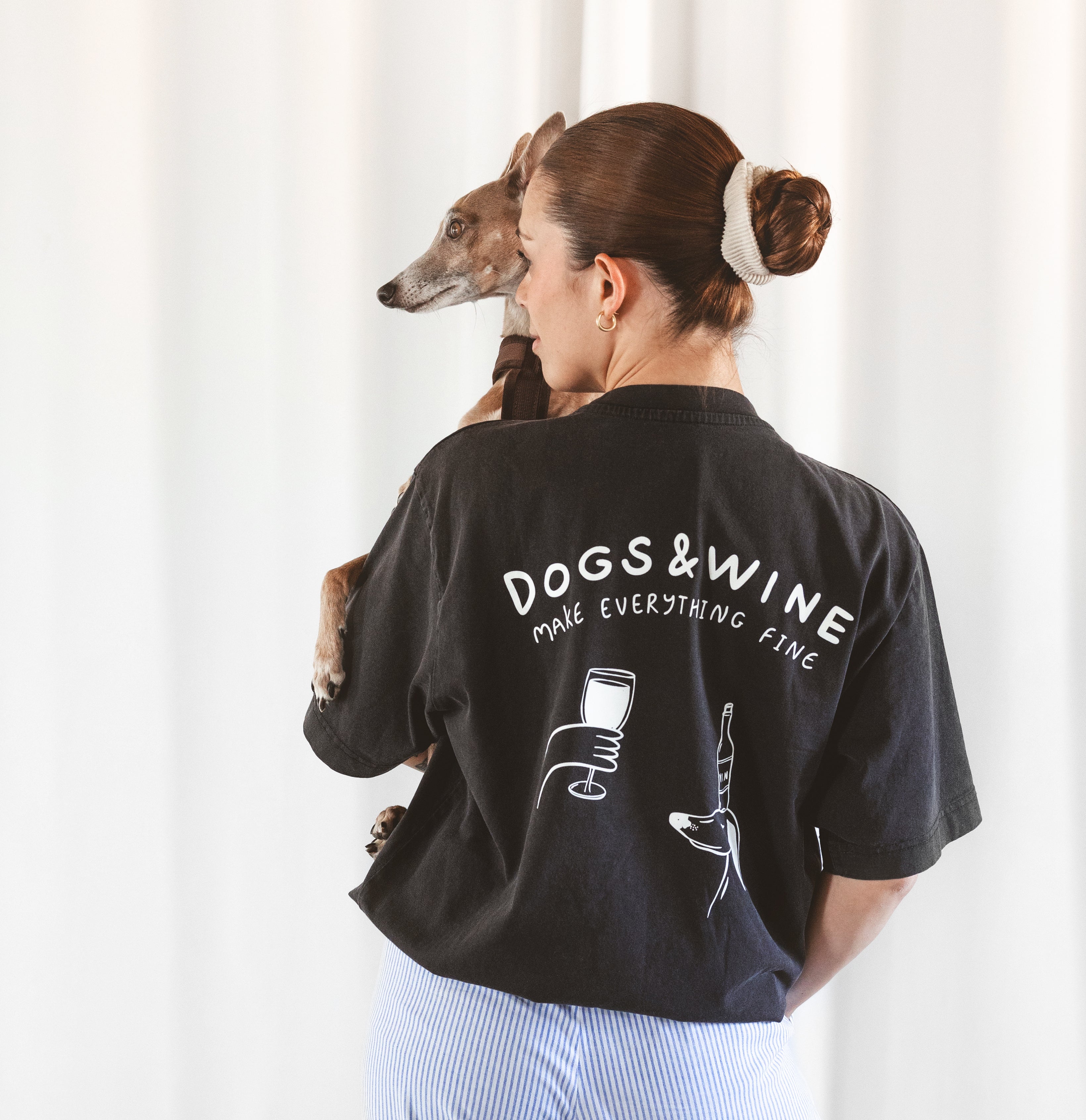Camiseta Negra - Dogs & Wine Make Everything Fine