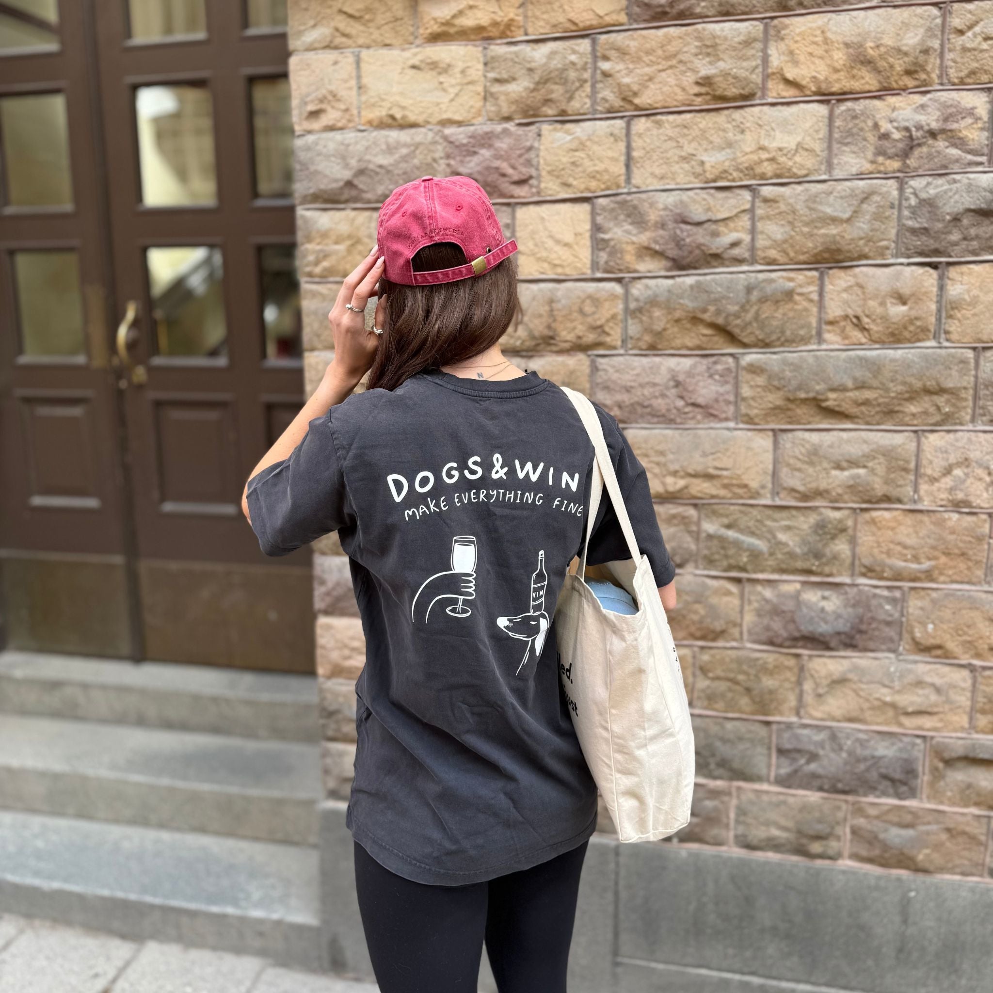 Camiseta Negra - Dogs & Wine Make Everything Fine