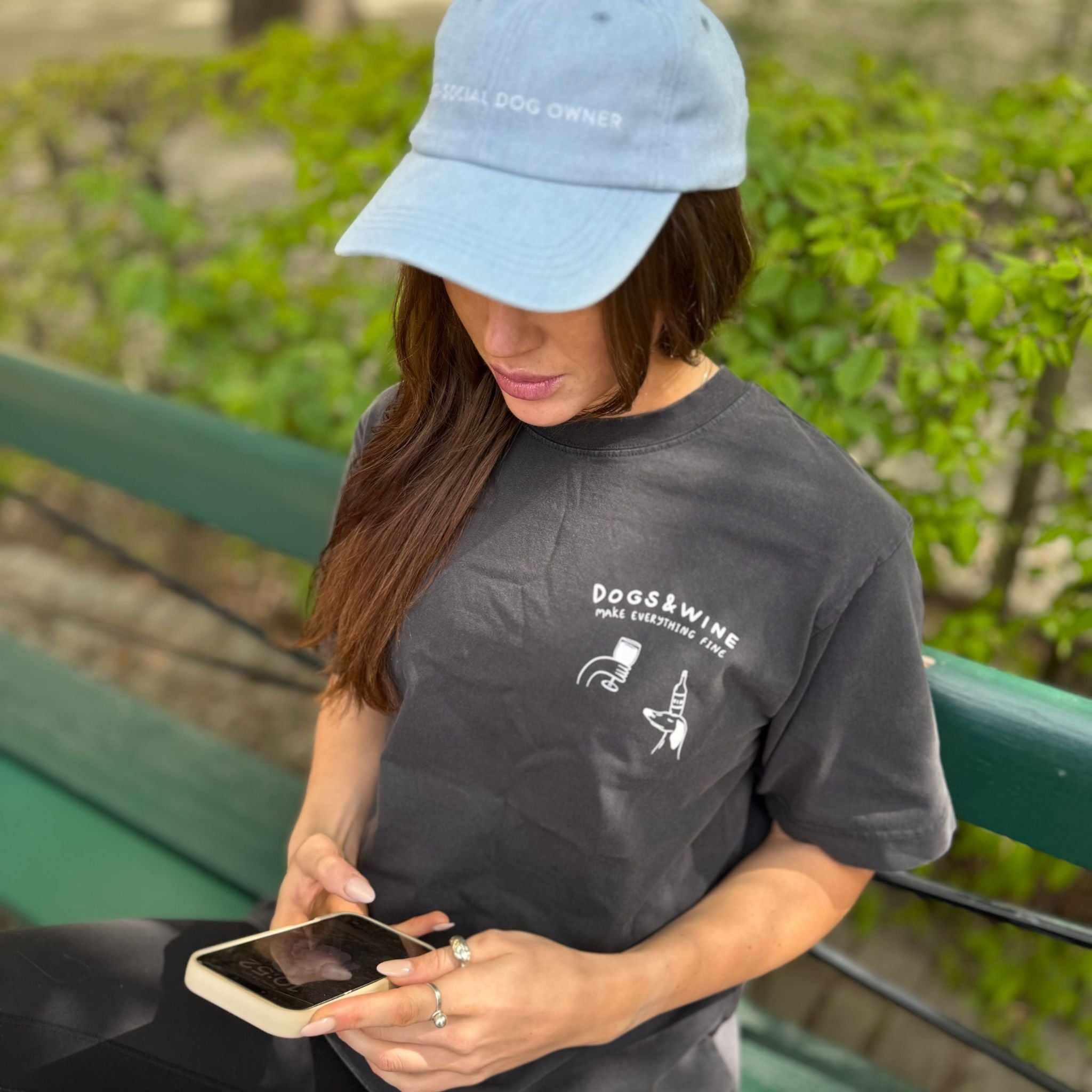 Camiseta Negra - Dogs & Wine Make Everything Fine