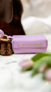 Porta bolsas para excrementos violeta.