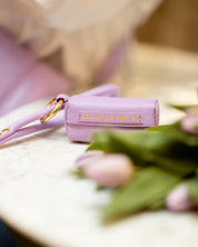 Porta bolsas para excrementos violeta.