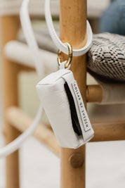 Porta bolsas de excremento blanco.