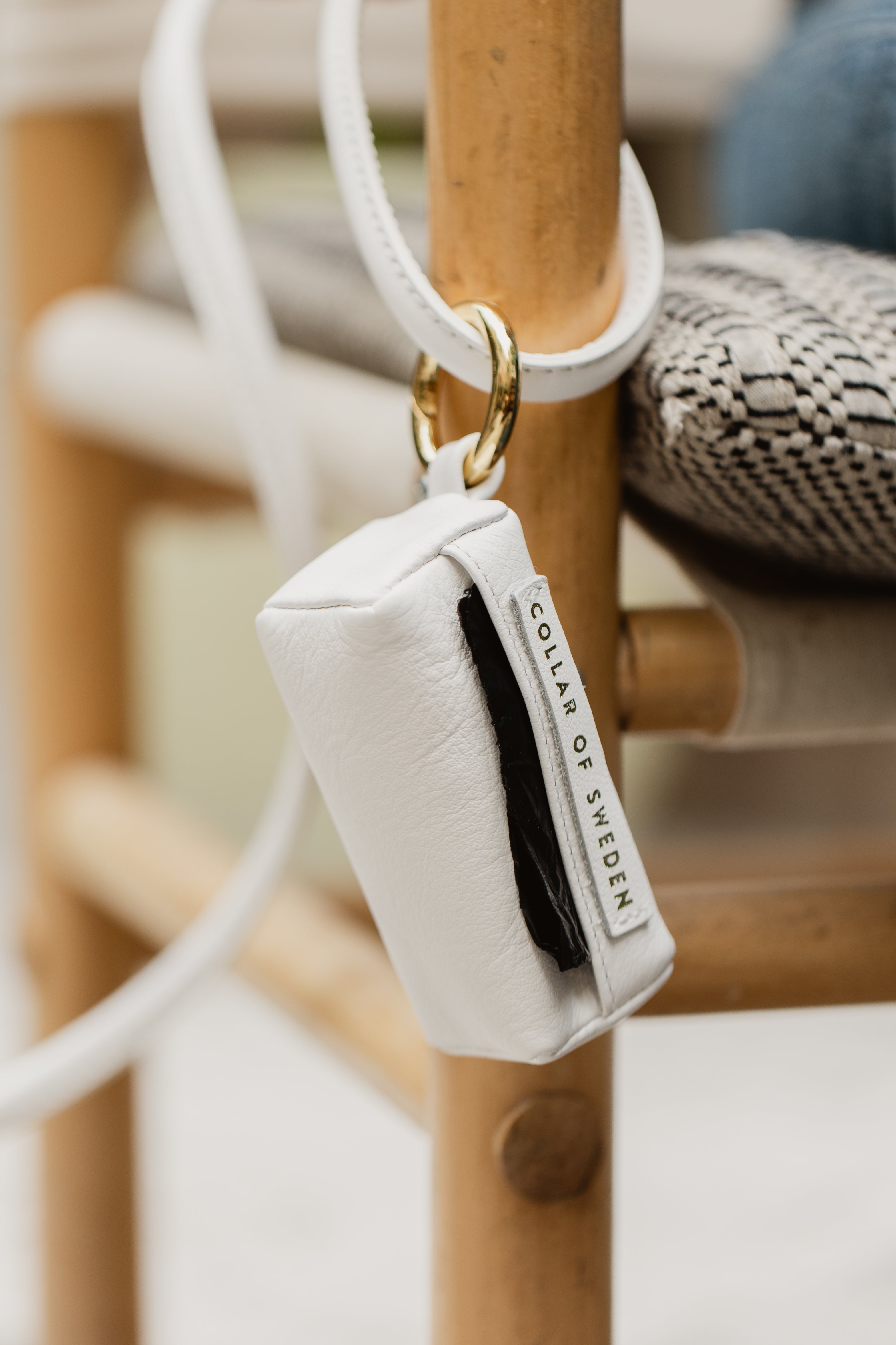 Porta bolsas de excremento blanco.